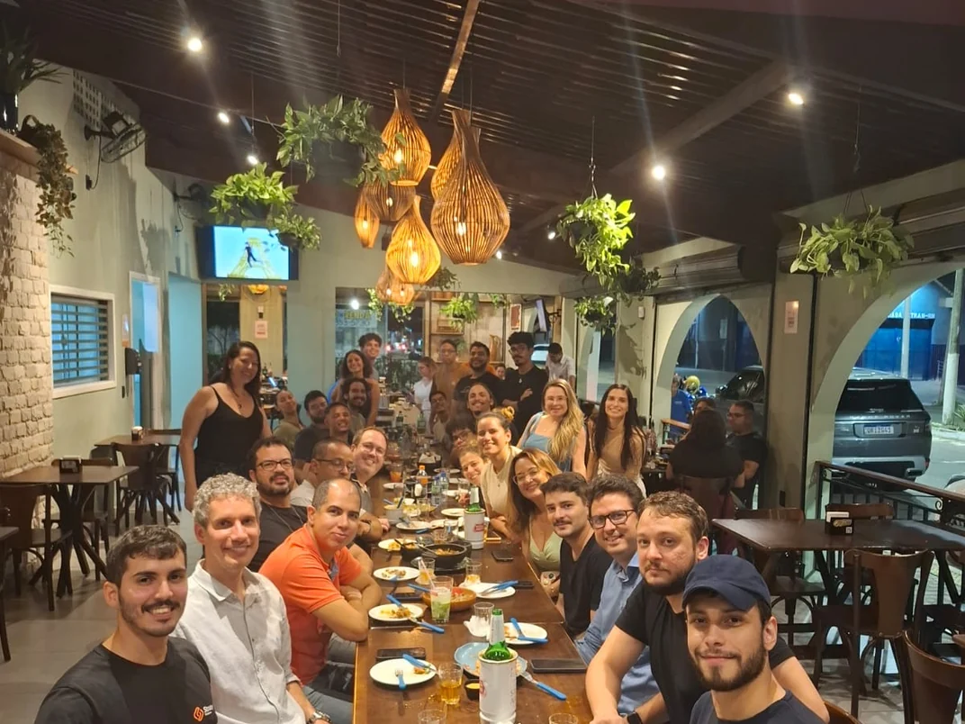 Equipe da Strategi reunida em jantar de confraternização