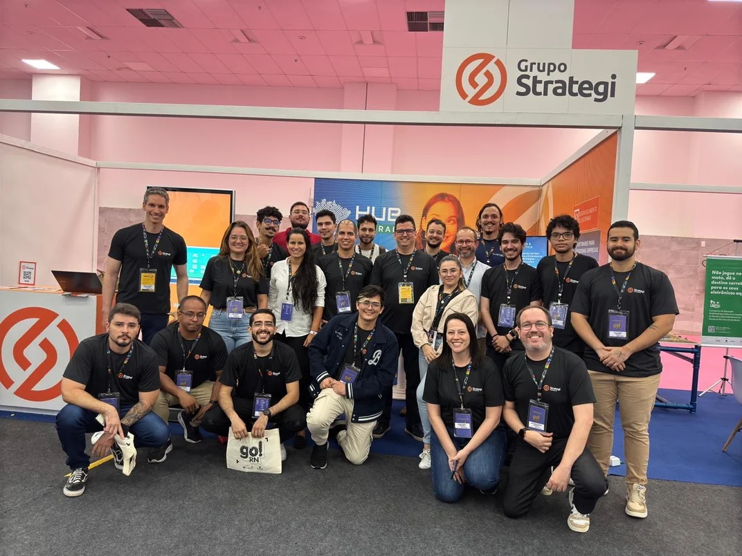 Equipe da Strategi no estande do Grupo Strategi na feira go!RN, em Natal